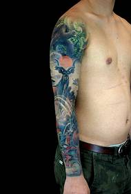 un piccolo tatuaggio colorato totem braccio complicato