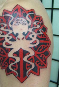 tatuaż totem męskie ramię ośmiornicy