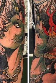 modello di tatuaggio di strega capelli lunghi sul braccio