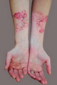 tatuaje de melocotón de brazos femininos