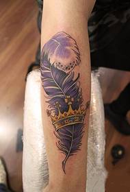 violetti sulka kruunu käsivarsi tatuointi