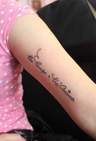 dziewczęta zbroją przystojny tatuaż na angielskie słowo