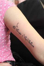 le ragazze armano un bel tatuaggio di parole inglesi