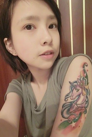 ʻO ka hana lima lima nani unicorn tattoo hana