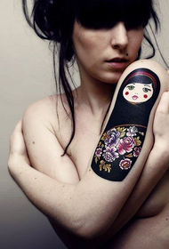 아름다운 팔에 중국 인형 문신