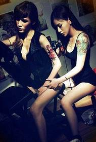 tatuaggio di avanguardia del braccio delle amiche sexy di bellezza