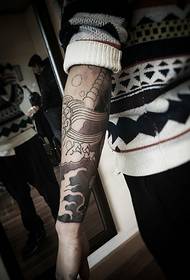 krasna crno-bijela Tangshi tetovaža