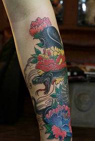 un tatuaggio di un serpente affamato nascosto tra i fiori