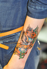 braccio di ragazze Sul tatuaggio della clessidra della vita