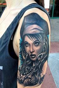 brazo patrón de tatuaxe de rapaza branca e negra