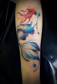 vacker sjöjungfru tatuering på armen