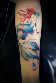 bellissimo tatuaggio a sirena sul braccio