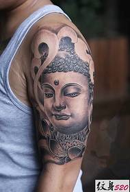 Tattoo Buddha eo amin'ny sandriny