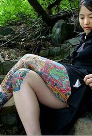 љепота бедра прекрасна шармантна тетоважа цвјетних ногу