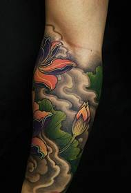 un tatuaj de lotus de culoare braț superba