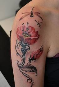 braccio bellissimo tatuaggio di libellula e fiori