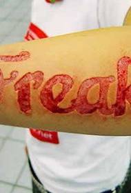 scioccante tatuaggio con carne tagliata in inglese