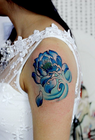 braccio femminile bellissimo tatuaggio di loto blu