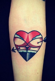 colorează o săgeată prin modelul de tatuaj al inimii