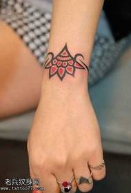 modèle de tatouage totem bras