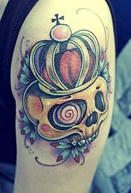 Tatuaggio creativo con braccio a corona