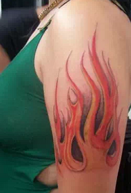 ženské paže plamen tetování vzor