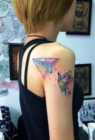 Dievčatá Tisíce papierových žeriavov a tetovanie z papierových lietadiel