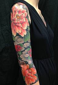 bras de femme mature très beau tatouage de fleur Dudan