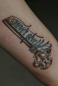 прилично обоен клуч со тетоважа со букви