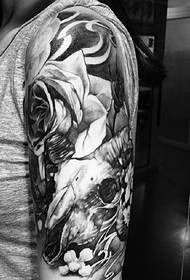 rokas klasiskais melnbaltā totēma tetovējums