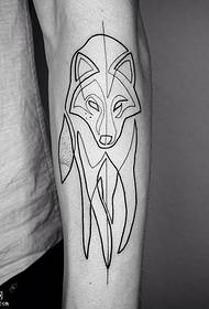 facada no braço Um padrão de tatuagem de lobo
