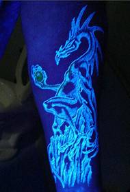 fluorescencinė tatuiruotė gali paversti tave nakties spindesio tašku
