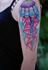 Obraz tatuażu meduzy w kolorze ramienia
