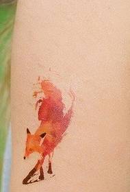 kyakkyawa hannu launi fox tattoo tsarin
