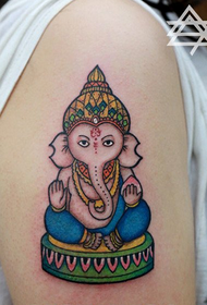 હાથીની હાથીની ટેટૂ પેટર્નનું સુંદર વલણ