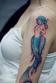 modello di tatuaggio sirena color braccio femminile