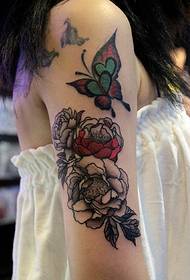 'Yan mata Arm Rose da Butterfly Tattoo Tsarin Haraji