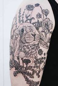 nekoliko stotina izgleda Neodoljiva osobnost crno-bijela totemska tetovaža