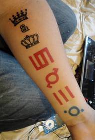 dječaci naoružaju tetovaže u boji krune