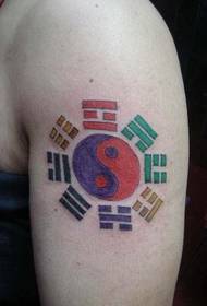 gekleurde roddel tattoo op de arm