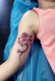 дівчинка рука всередині лотоса татуювання візерунок