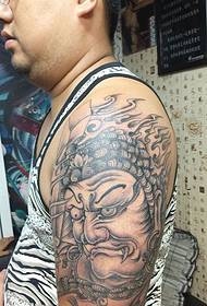 klasikong pagkatao ng malaking braso itim at puting totem tattoo