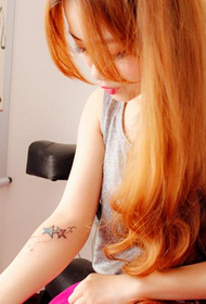 Qing tīrs kā skaista skaistuma roka zvaigznes tetovējuma attēls
