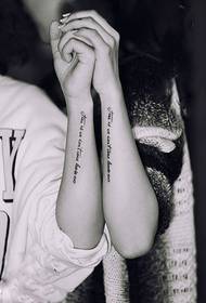 Μακρύ ζευγάρι Αγγλικά τατουάζ στο χέρι