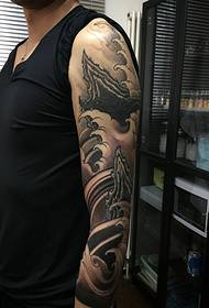 przystojny tatuaż na ramię, który każdy mężczyzna chce