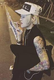 ulična moda tetovaža ženske ruke na kratkoj kosi