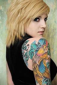 kadın kol renk papağan dövme deseni
