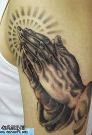 karok kezét és tíz tetoválást