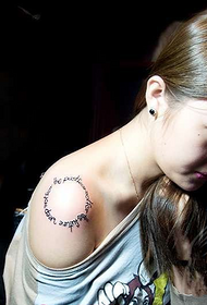 рамења за убавина Англиски букви модна тетоважа на личноста