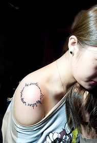bellezza spalle lettere inglesi tatuaggio personalità della moda